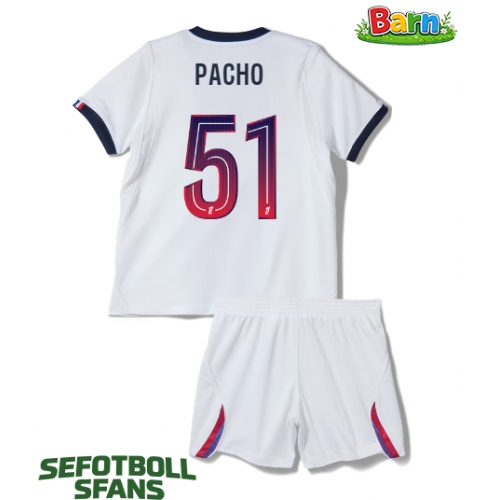 Paris Saint-Germain Willian Pacho #51 Bortaställ Barn 2026-27 Kortärmad (+ Korta byxor) Paris Saint-Germain Willian Pacho #51 Bortaställ Barn 2026-27 Kortärmad (+ Korta byxor)